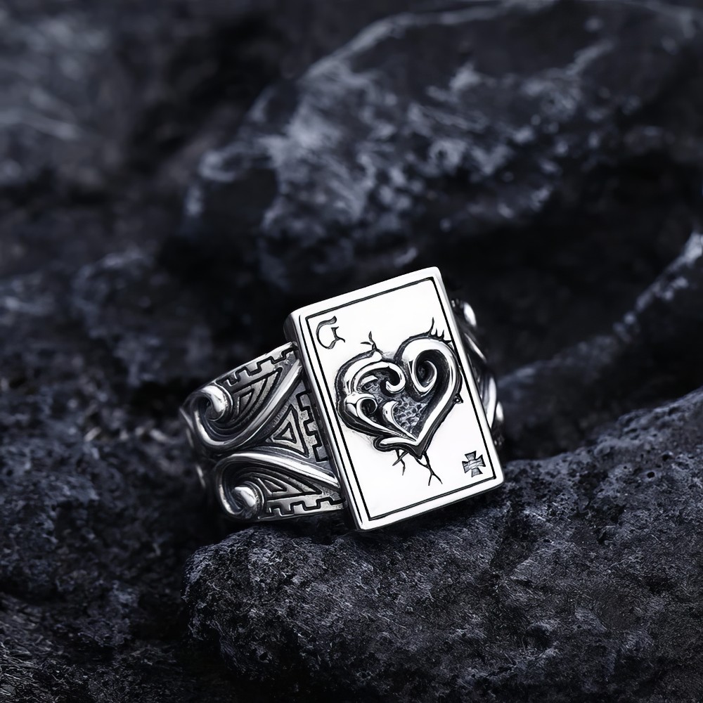 Bague gothique en argent avec motif carte poker cœur noir stylisé modèle Eclipse, vue en gros plan sur fond sombre
