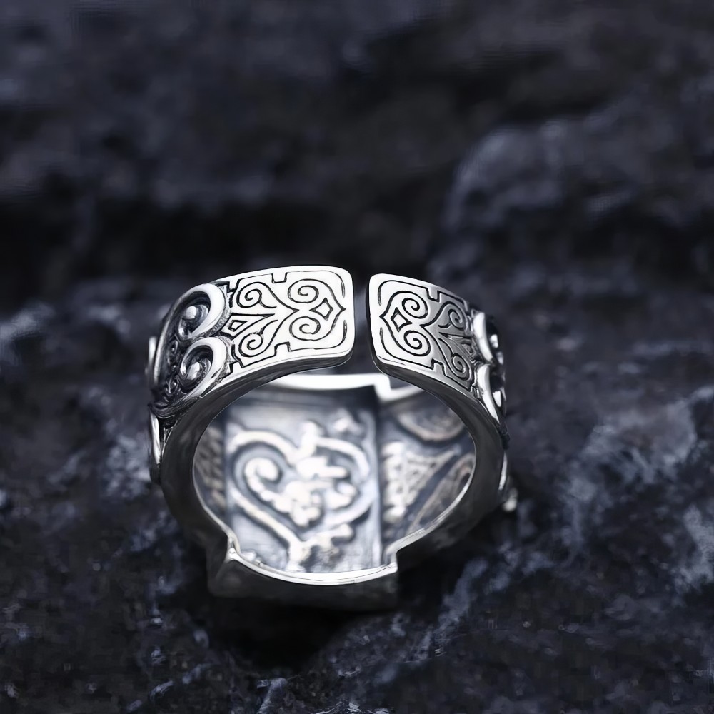 Bague gothique en argent avec motif carte poker en forme d'éclipse, vue rapprochée sur le détail intérieur et extérieur du bijou