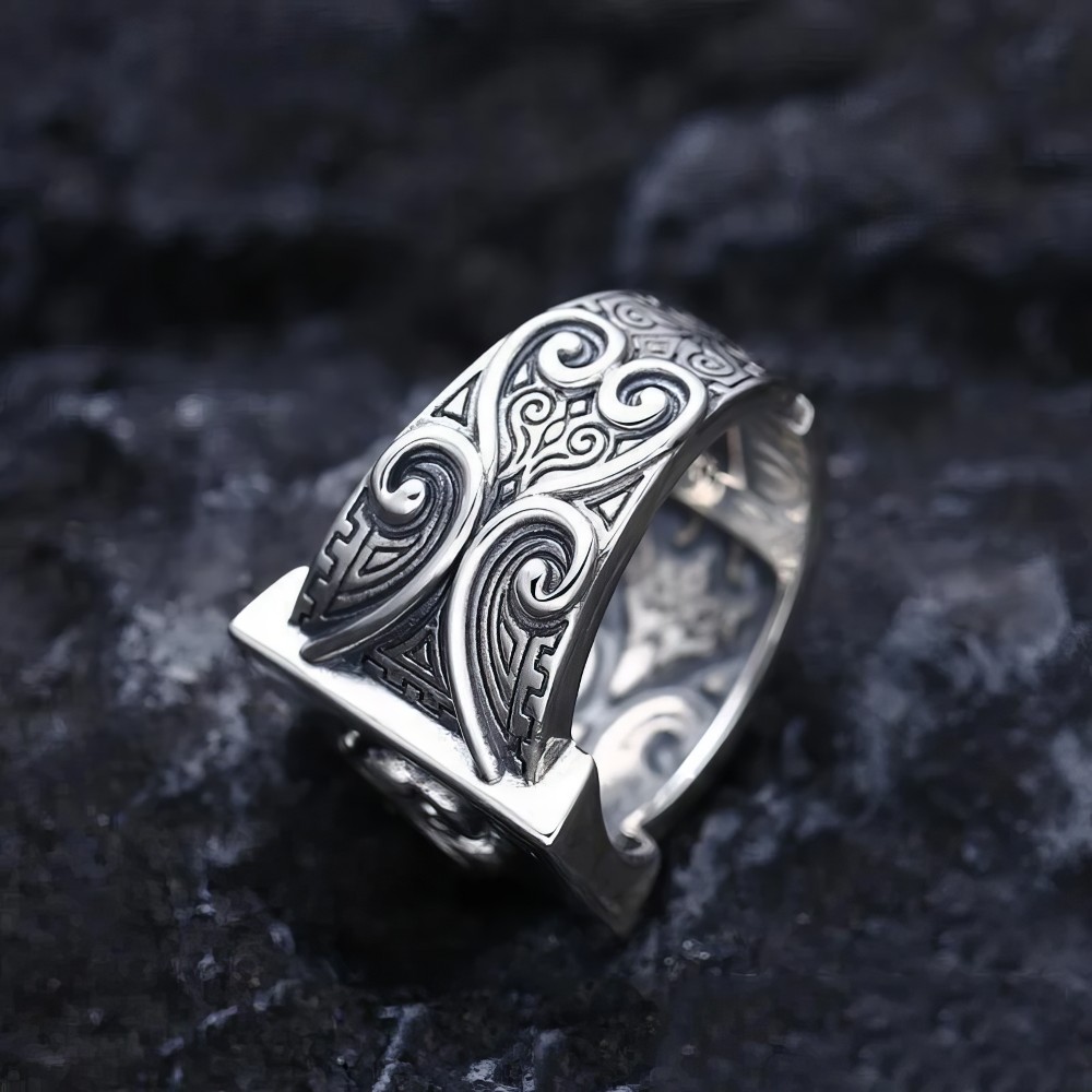 Bague gothique en métal argenté avec motif orné en spirales et arabesques, modèle Carte Poker Eclipse, vue en angle rapproché sur le dessus