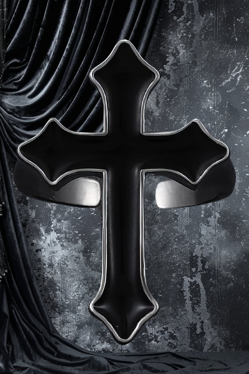 Bague gothique en forme de croix noire en métal brillant avec finition lisse