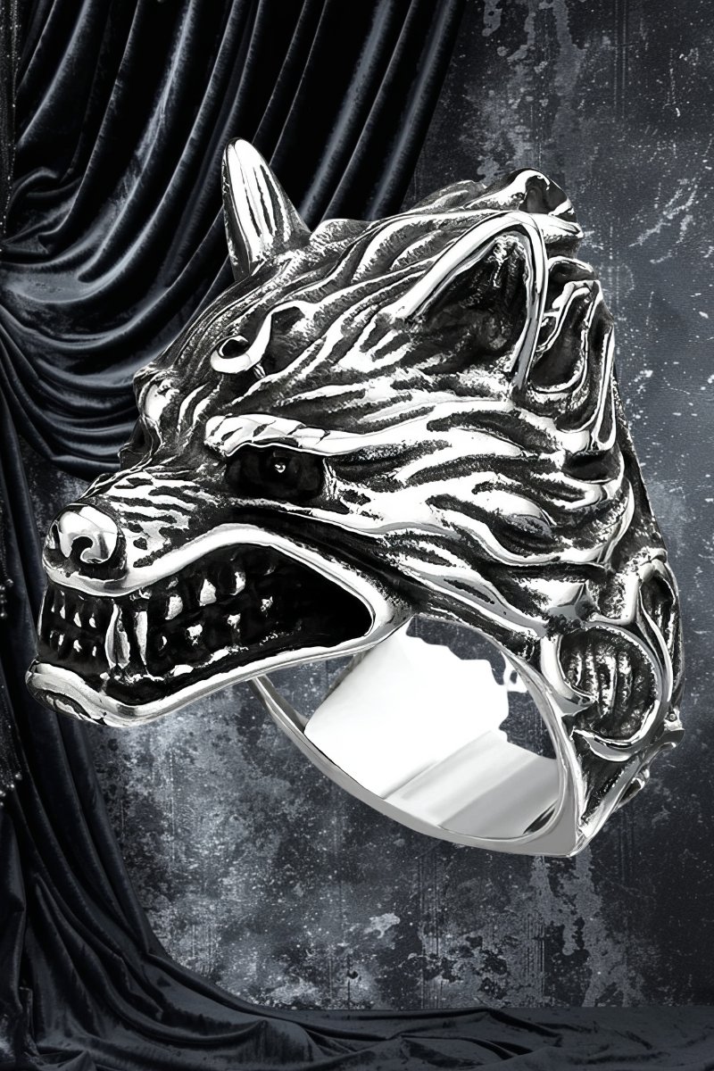 Bague gothique en argent représentant une tête de loup enragé avec détails gravés et texture métallique