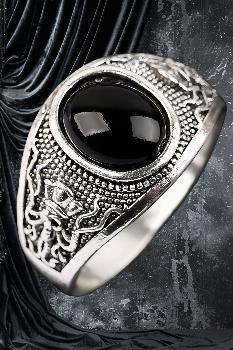 Bague gothique en argent avec pierre noire ovale et motifs détaillés sur le côté
