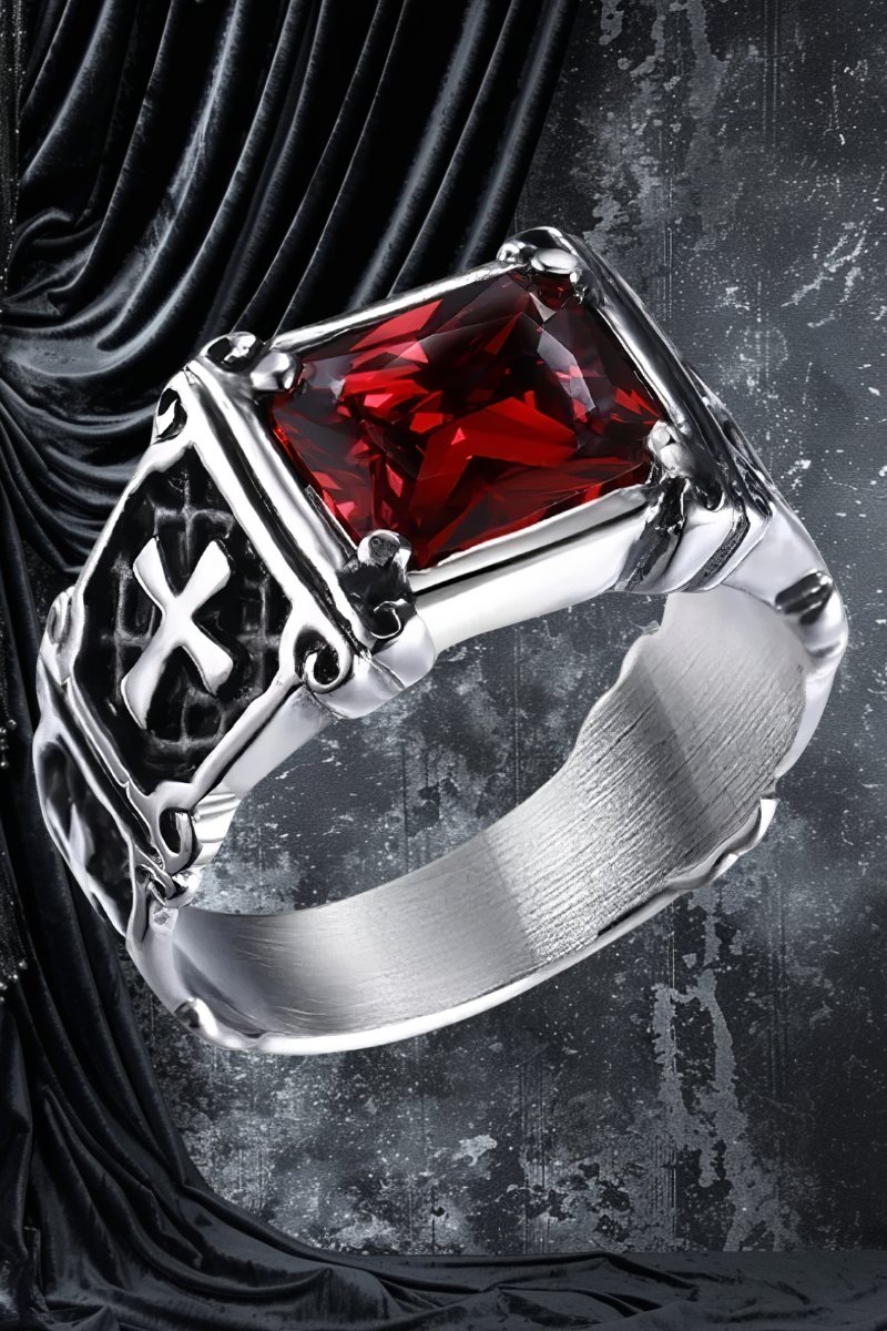 Bague gothique rouge Midnight en métal argenté avec pierre rouge carrée et motifs croix gothique sur les côtés