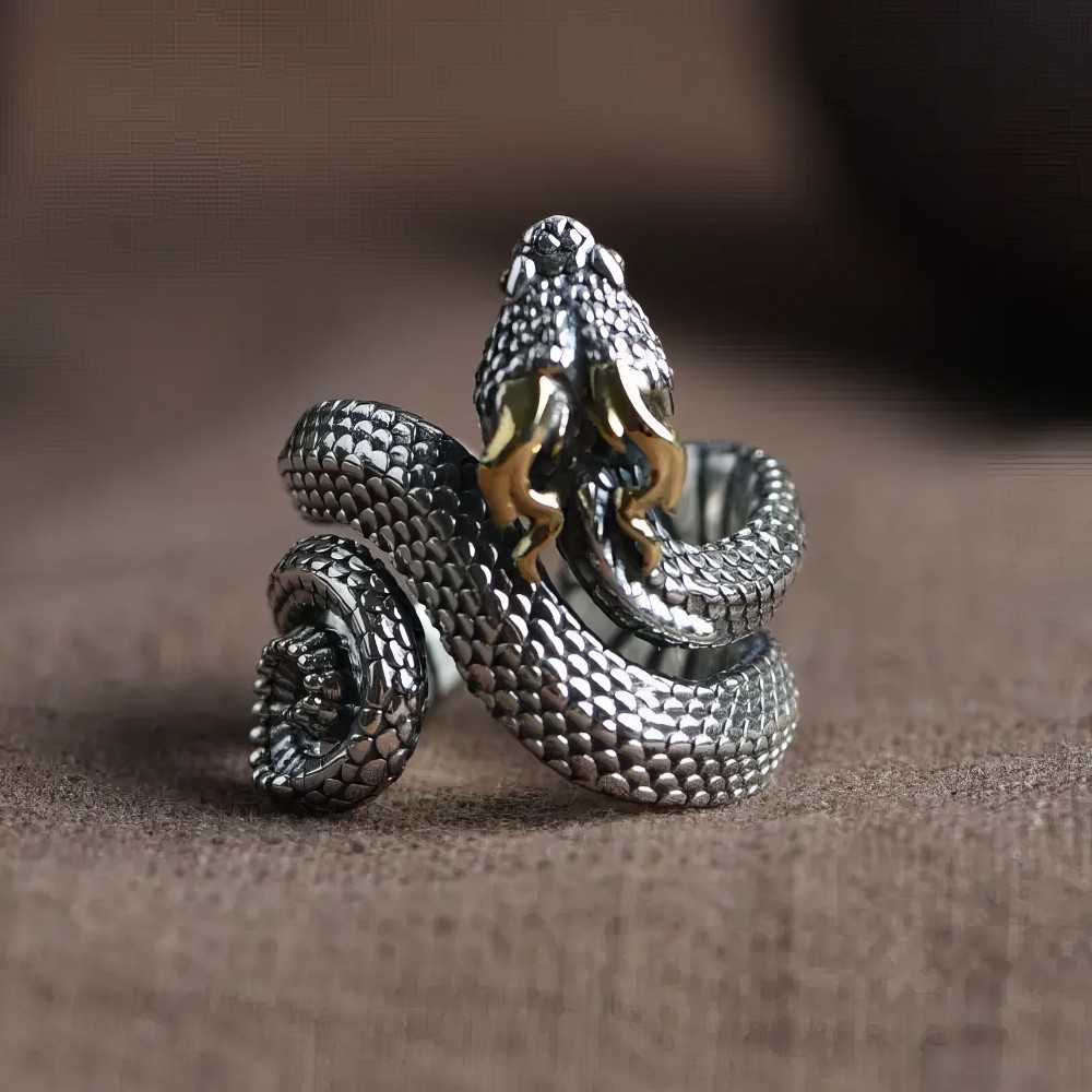 Bague gothique serpent enroulé en argent avec détails dorés sur la tête du serpent, motif écailleux réaliste