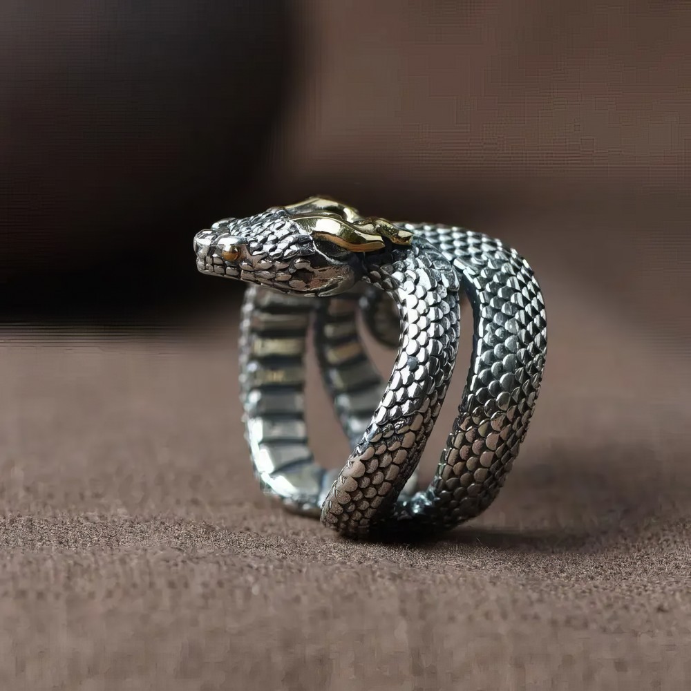 Bague gothique serpent enroulé en métal argenté avec tête de serpent dorée vue de profil
