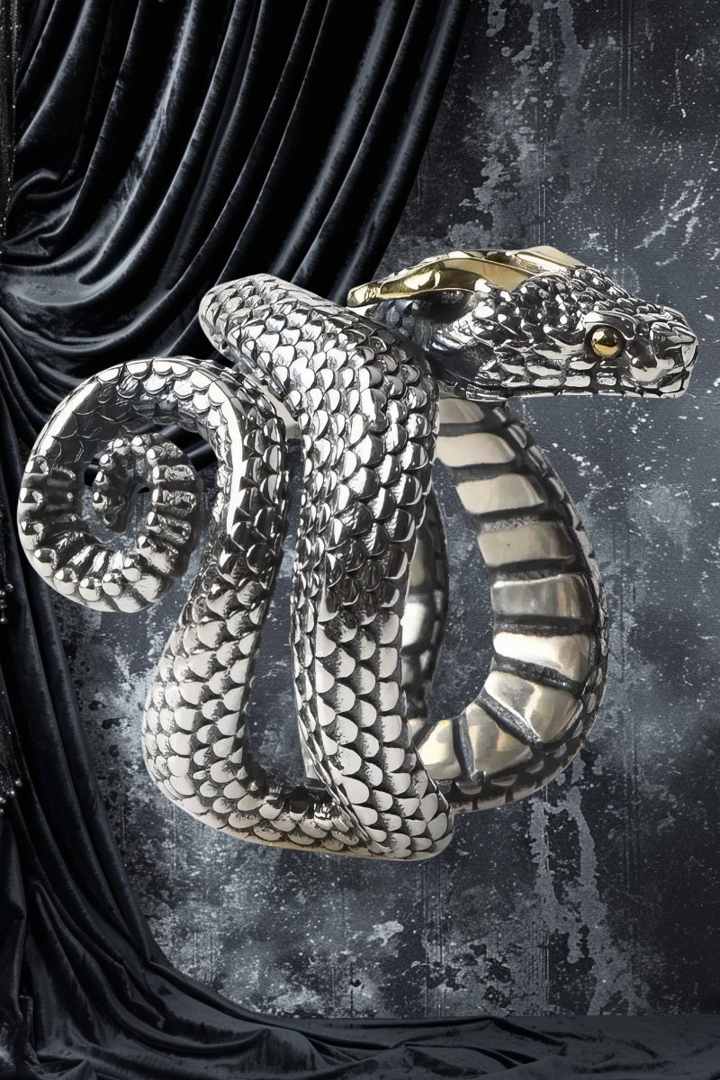 Bague gothique serpent enroulé en métal argenté avec détails d'écailles et yeux dorés, modèle Snakespell