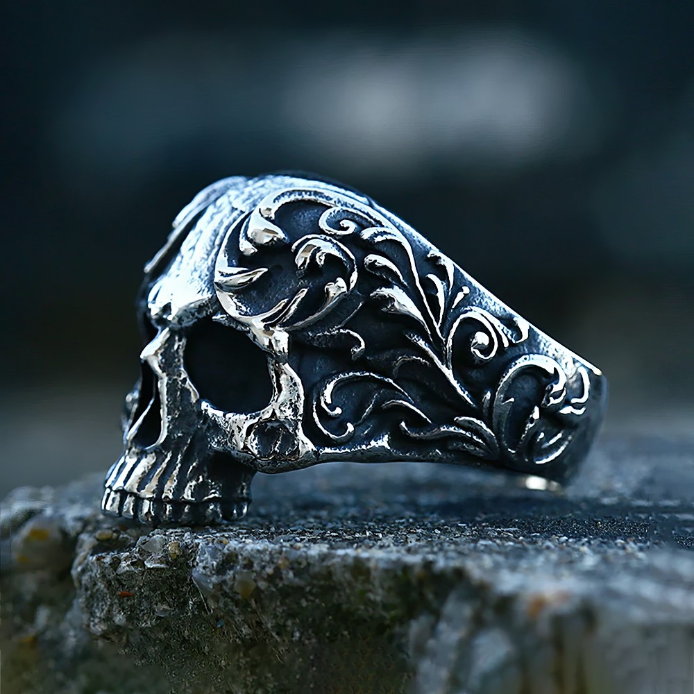 Bague gothique tête de mort florale en argent avec motifs gravés en gros plan de profil