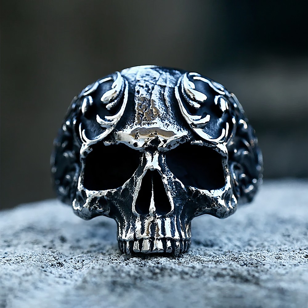 Bague gothique tête de mort florale en métal argenté vue de face avec détails sculptés sur le crâne