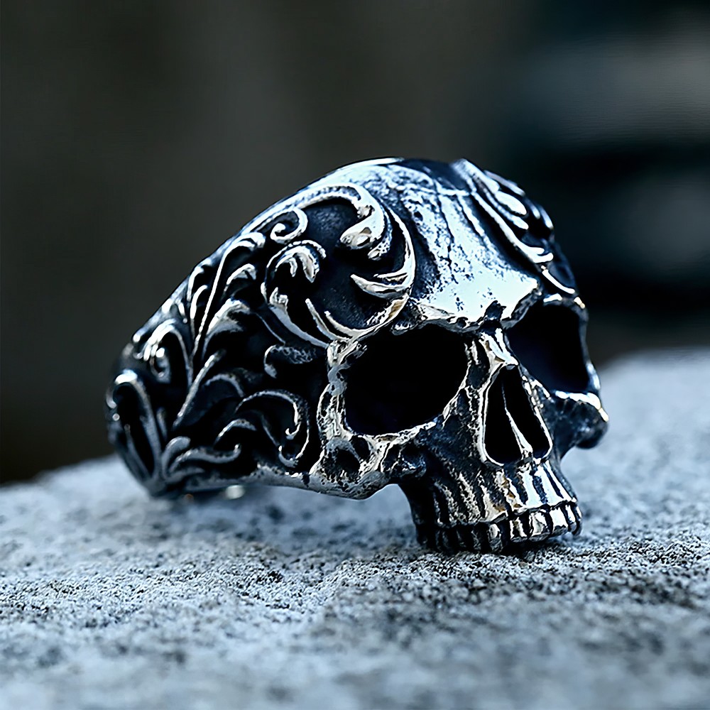 Bague gothique en métal argenté avec tête de mort et motifs floraux sculptés en relief