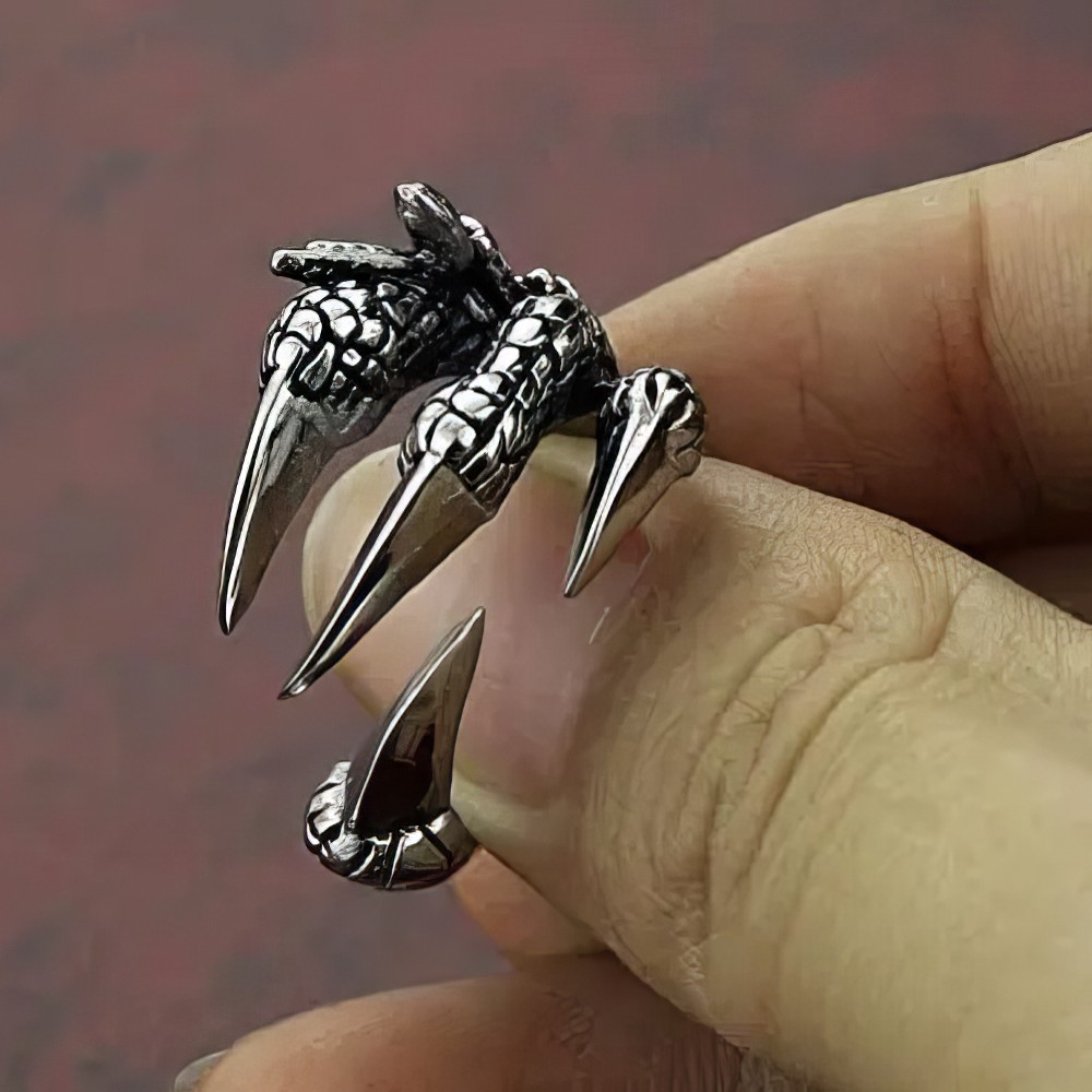 Bague griffe gothique LongClaw en métal argenté avec détails de griffes acérées portée sur un doigt