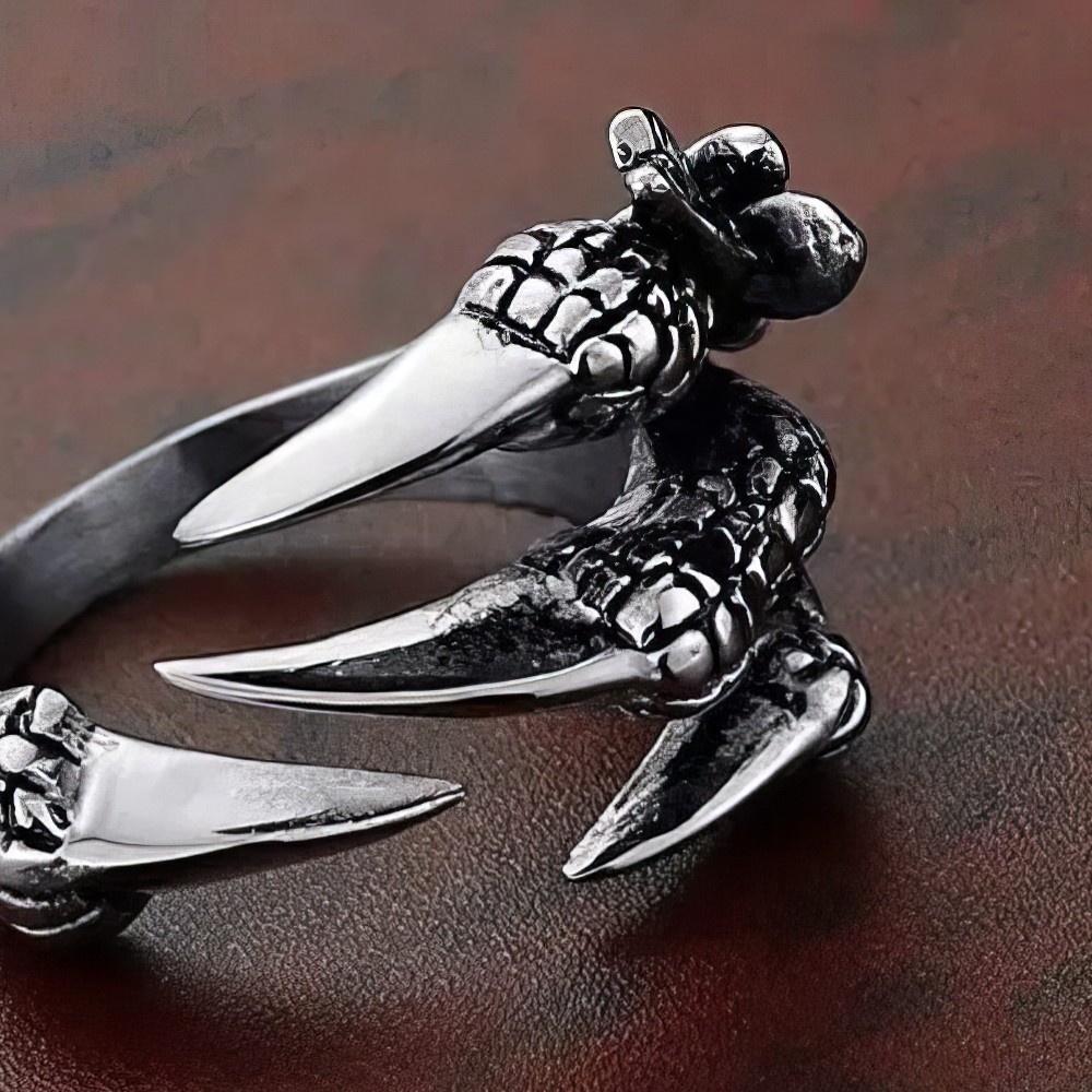 Bague griffe gothique LongClaw en métal argenté avec détails texturés de griffes acérées sur fond sombre