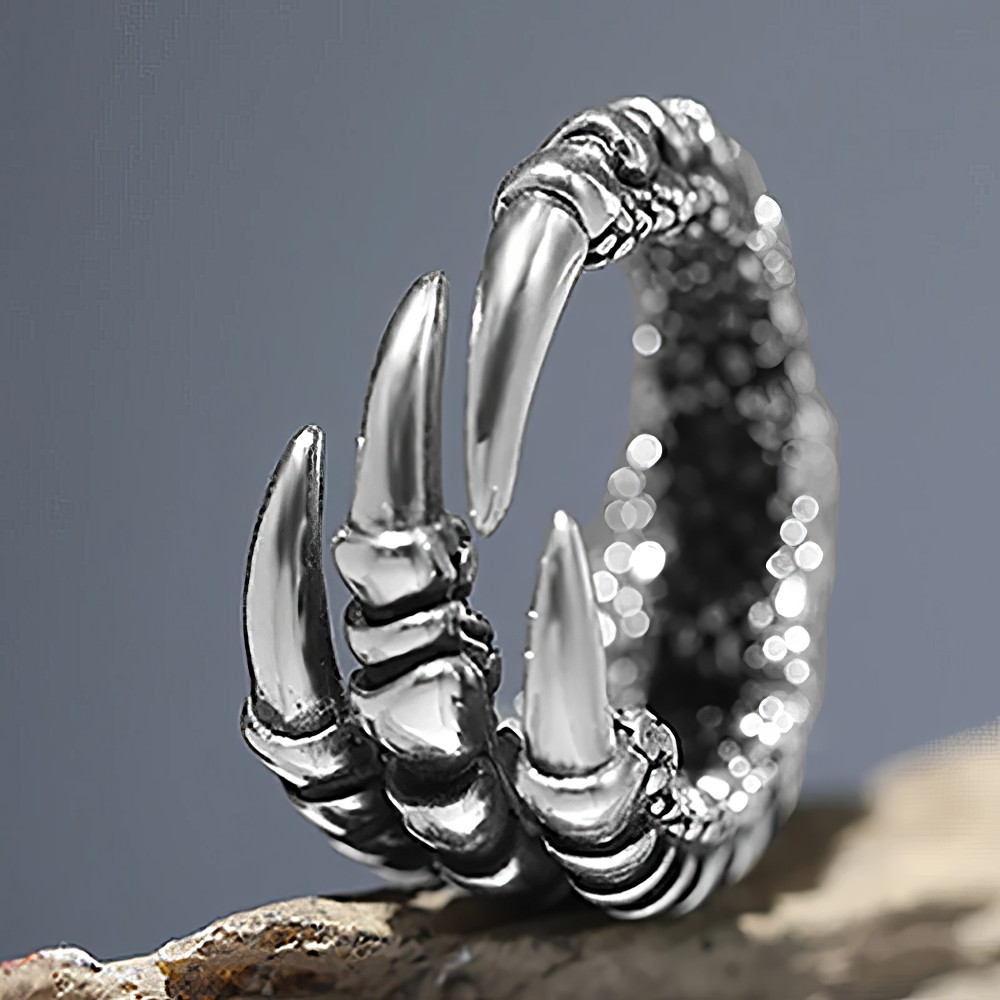Bague griffe gothique en métal argenté avec détails sculptés en forme de griffes longues et pointues, modèle LongClaw