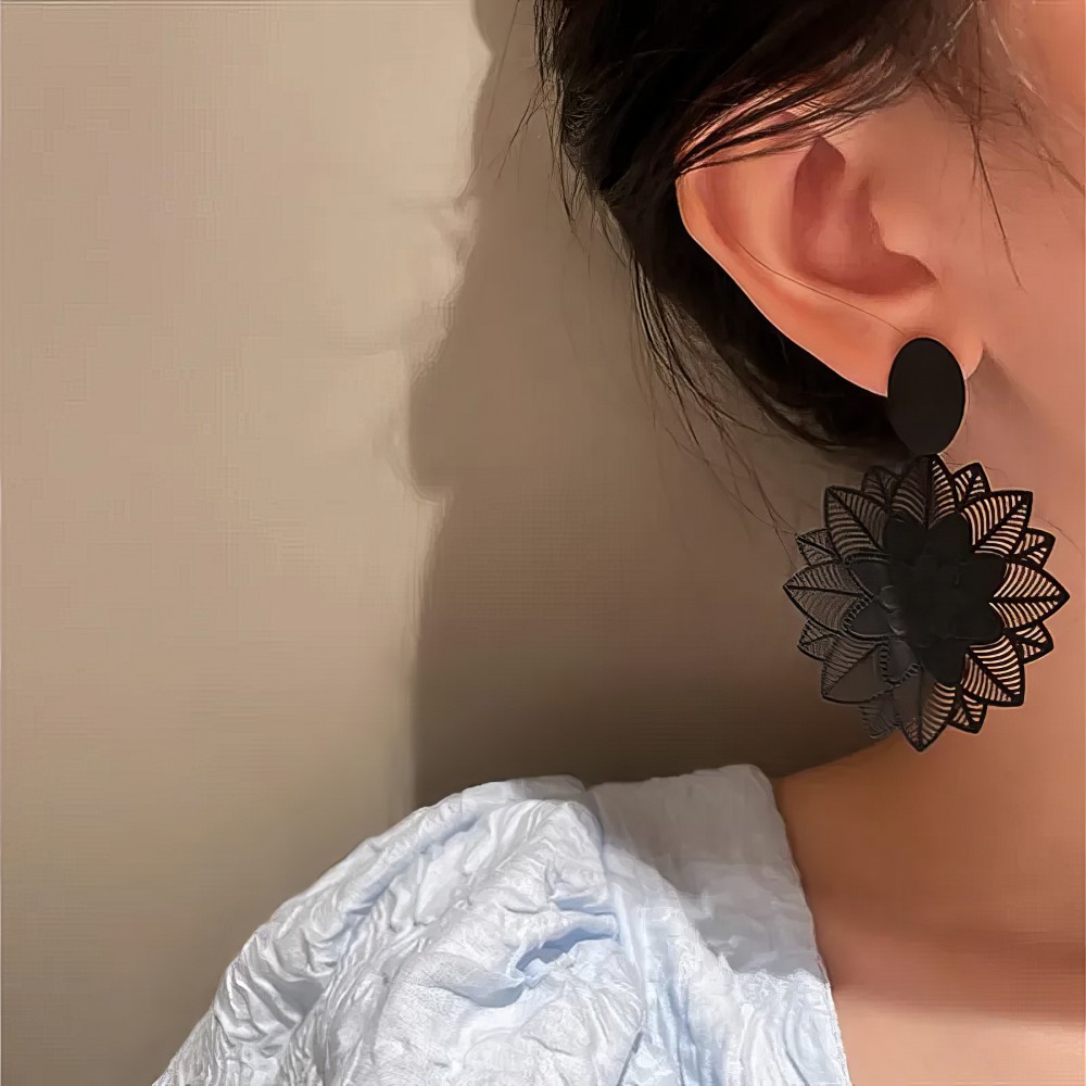 Boucle d'oreille gothique fleur noire en dentelle fine portée sur oreille, modèle Enigma
