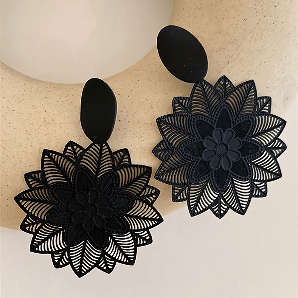 Boucle d'oreille gothique fleurs noires en dentelle avec motif floral détaillé et attache ovale noire