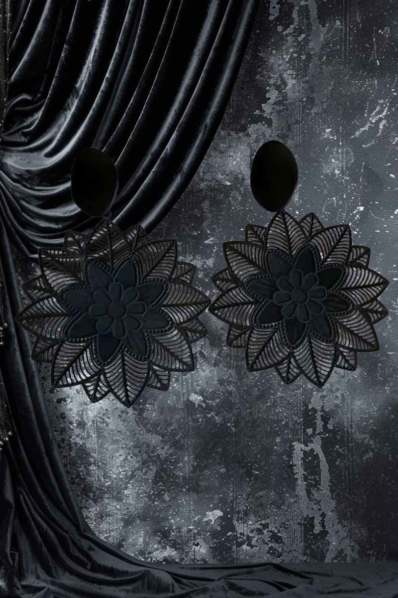 Boucles d'oreilles gothiques fleurs noires en dentelle fine avec tige ovale noire, modèle Enigma