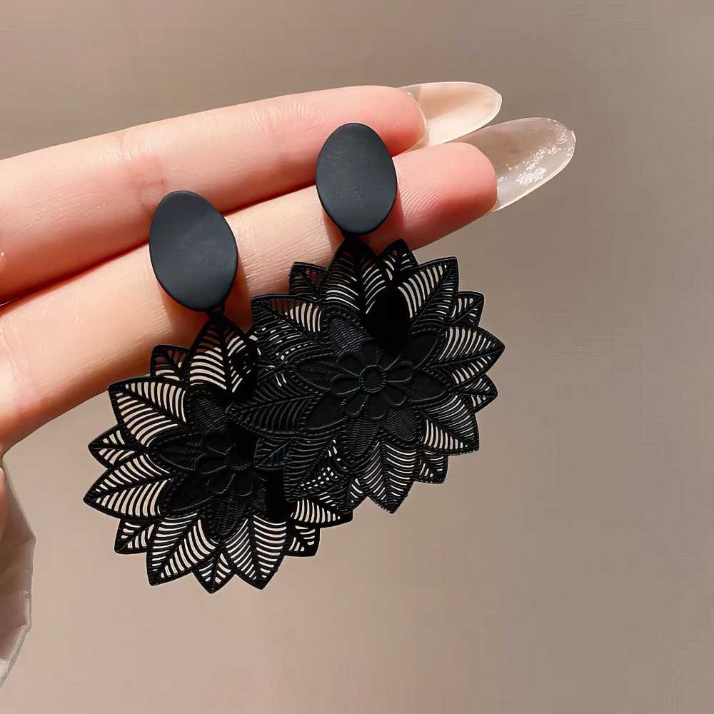 Boucles d'oreilles gothiques noires en forme de fleurs avec motif dentelle noire, modèle Enigma, détail suspendu