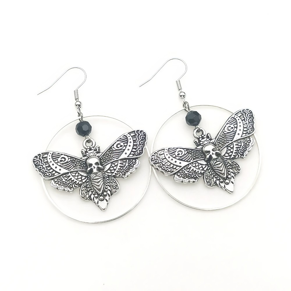 Boucles d'oreilles gothiques Phantomglow avec papillon argenté orné d'un crâne et perle noire, suspendues à un anneau transparent