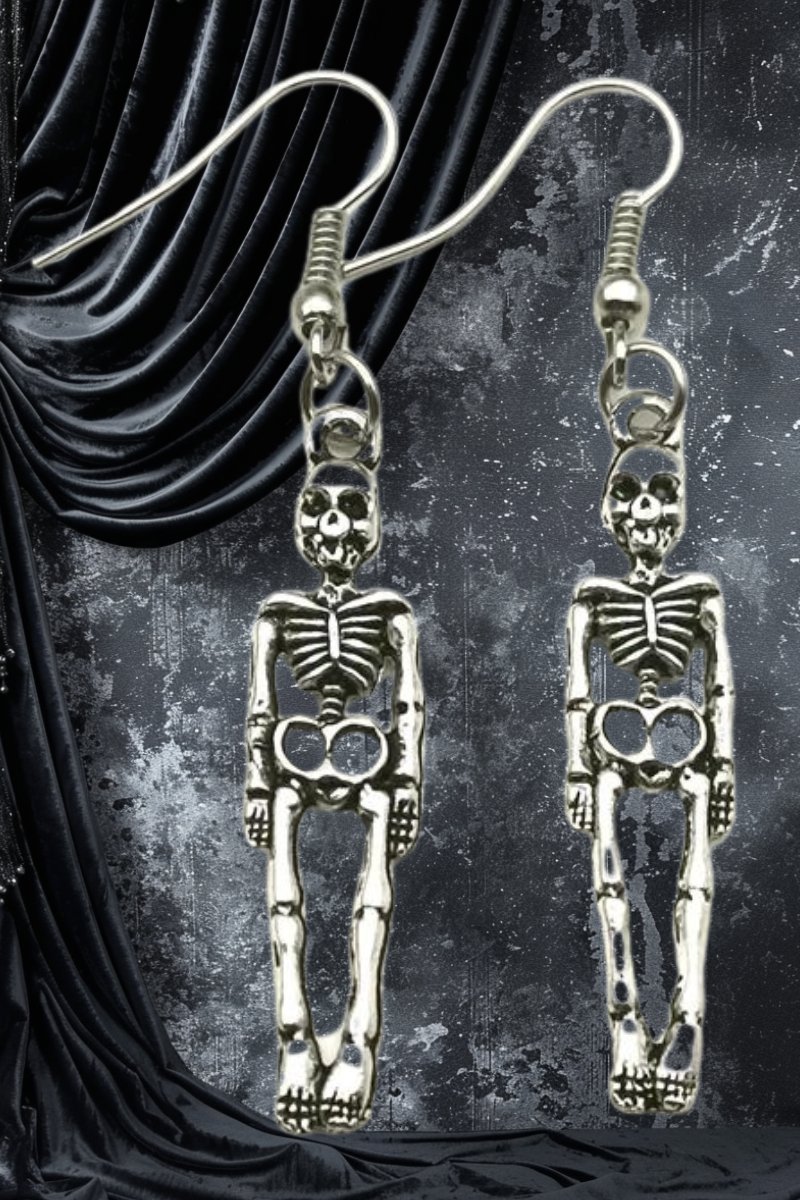 Boucles d'oreilles gothiques squelette allongé en métal argenté avec crochets, modèle Skeletonsoul, sur fond noir texturé