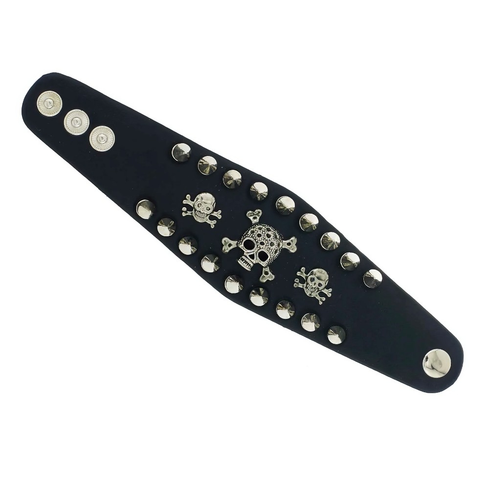 Bracelet cuir noir gothique avec têtes de mort et piques métalliques, vue de dessus