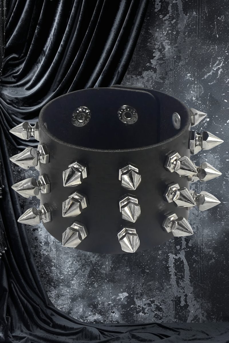 Bracelet gothique clouté de force en cuir noir avec pointes métalliques argentées, modèle Ironstrength