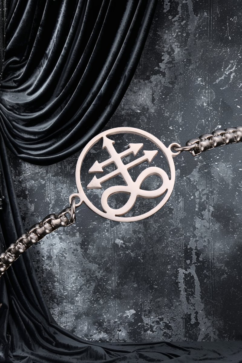 Bracelet gothique en métal argenté avec pendentif Croix de Léviathan au design ésotérique sur fond sombre