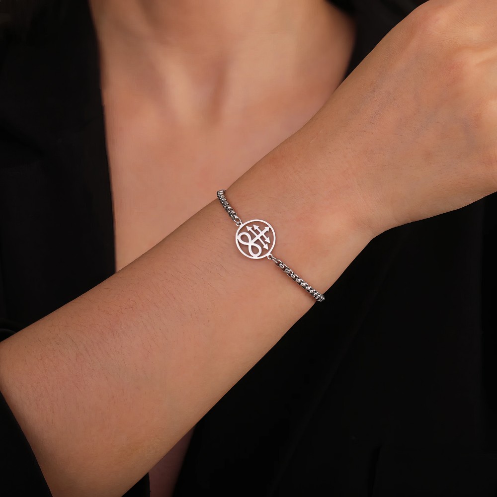 Bracelet gothique en acier inoxydable avec pendentif Croix de Léviathan porté au poignet