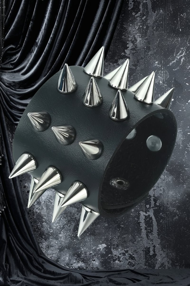 Bracelet gothique à piques longues en métal argenté sur base noire mate