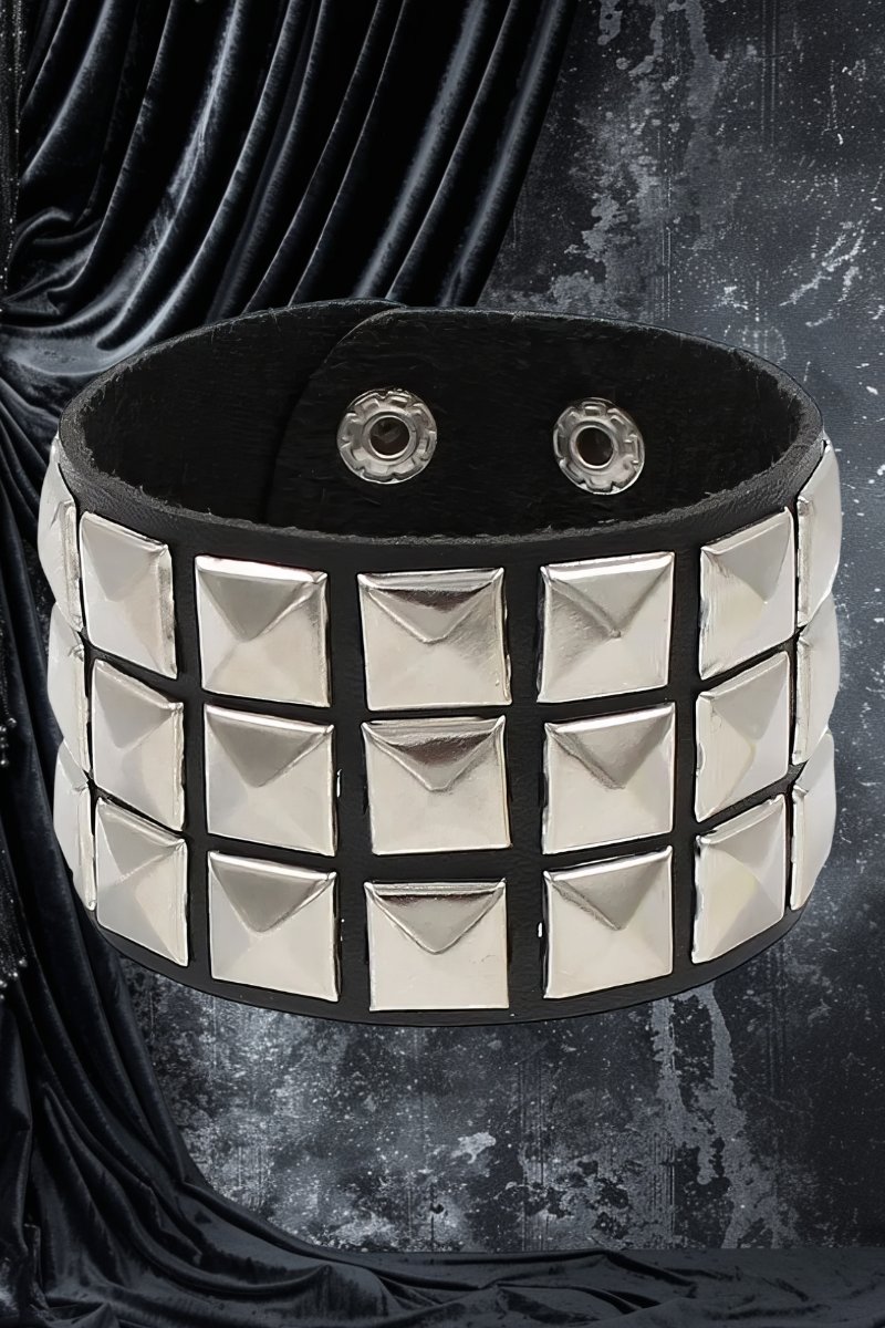 Bracelet gothique punk en cuir noir avec clous carrés métalliques argentés, modèle RebelQuadrant