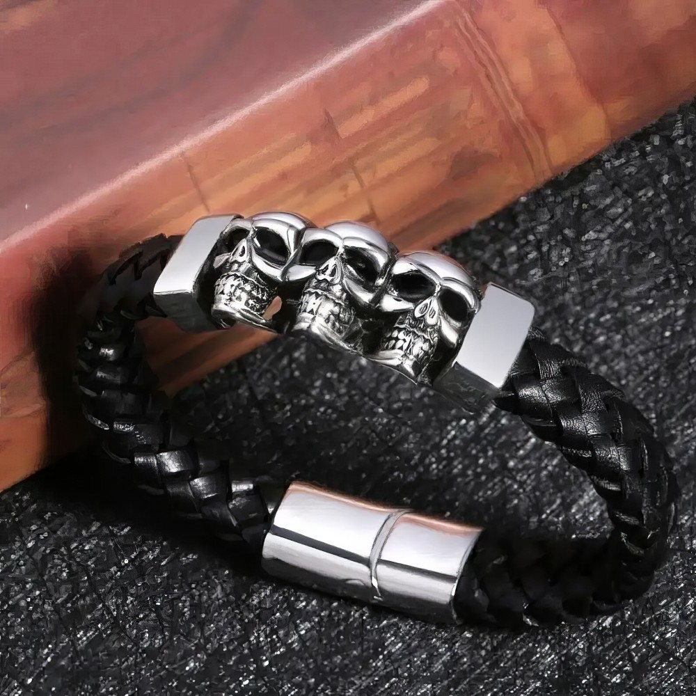 Bracelet gothique triple tête de mort en acier argenté avec bracelet en cuir noir tressé