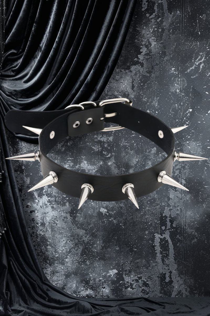 Collier à clous longs gothique SpikeLure en simili cuir noir avec pointes métalliques argentées sur fond sombre drapé