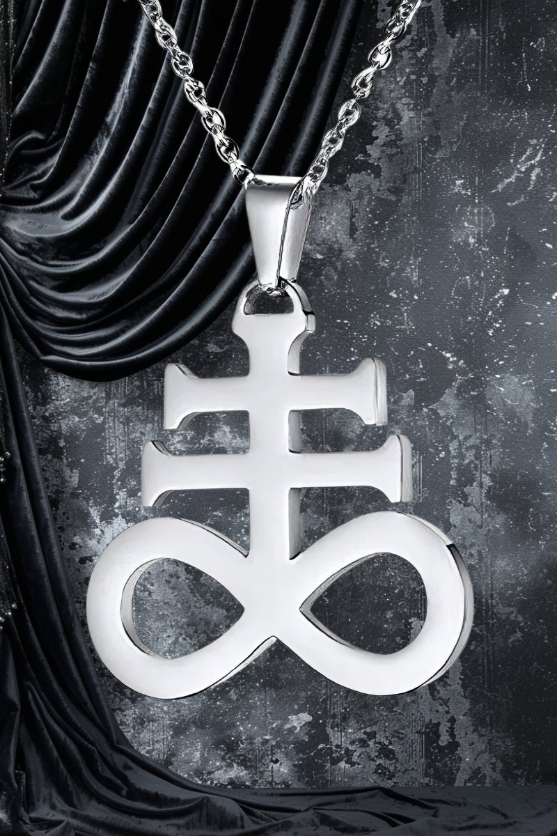 Collier Croix Léviathan argenté en métal avec chaîne, pendentif symbole occulte détaillé sur fond noir drapé