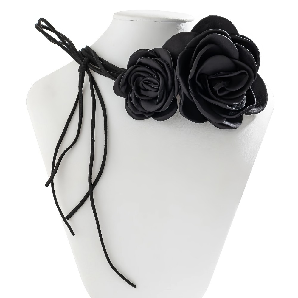 Collier Fleur Noire BlackNeck avec deux grandes fleurs noires en tissu et lien réglable noué sur mannequin