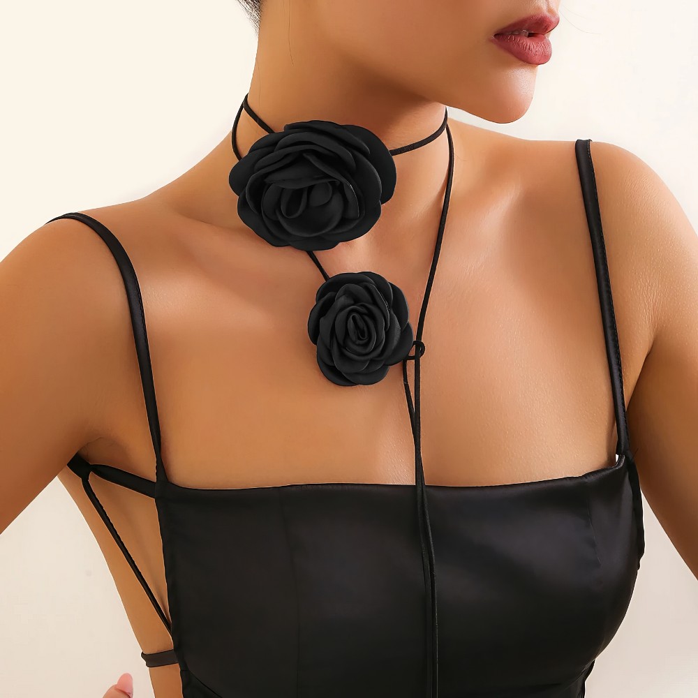 Collier Fleur Noire BlackNeck avec deux fleurs en tissu noir porté autour du cou, style gothique chic