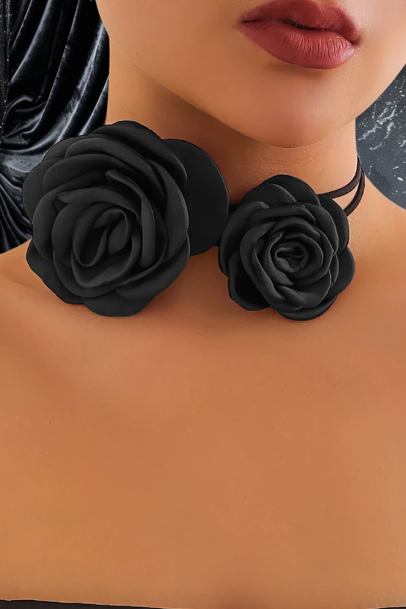 Collier Fleur Noire BlackNeck avec deux grandes fleurs noires en tissu porté au cou