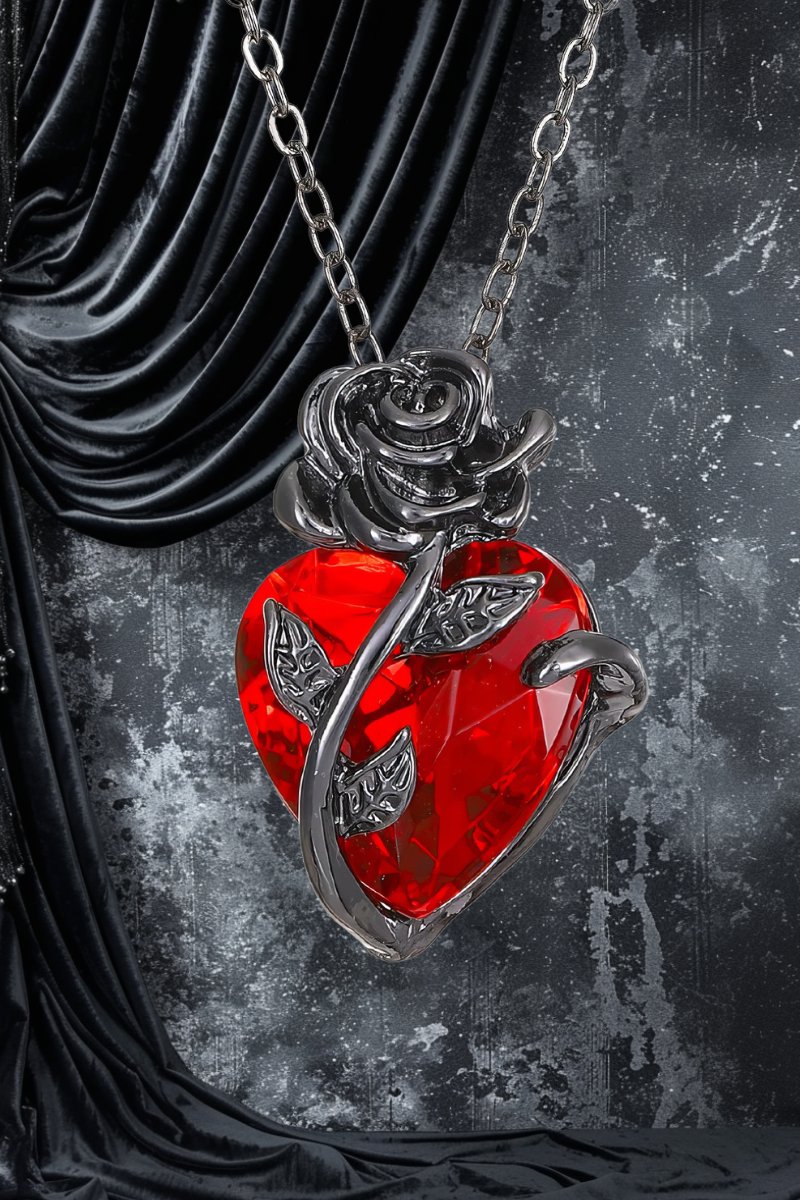 Collier gothique cœur rouge en métal argenté avec motif de rose et feuilles, chaîne argentée, style dark fantasy