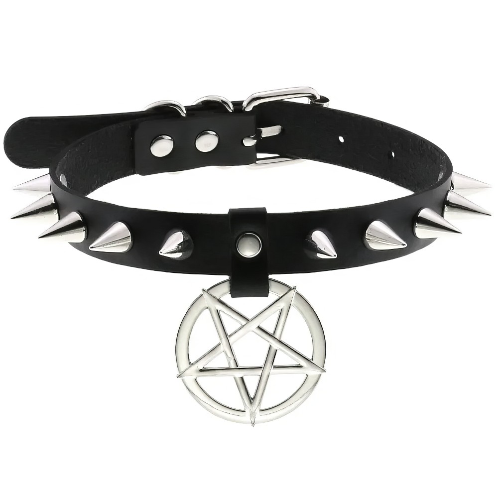 Collier gothique noir en simili cuir avec pointes argentées et pendentif pentagramme en métal, vue de face