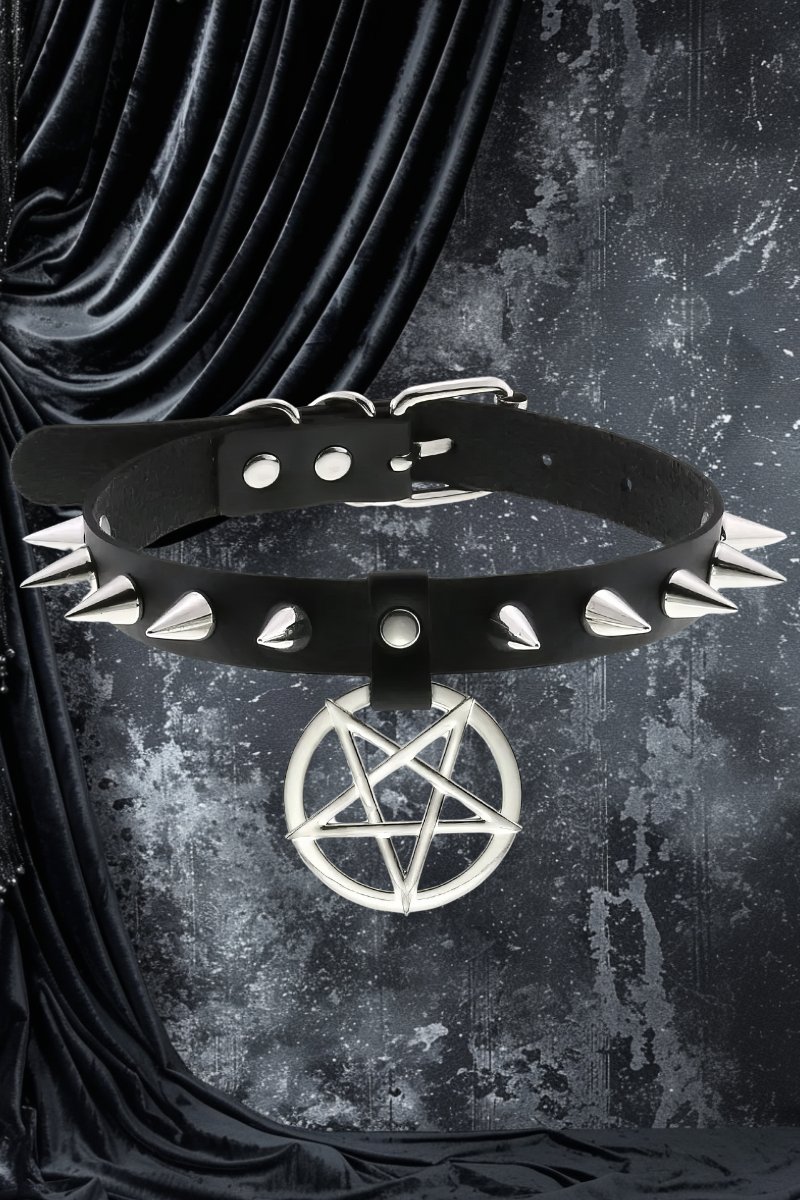 Collier gothique noir en simili cuir avec pointes métalliques argentées et pendentif pentagramme argenté modèle Frostia