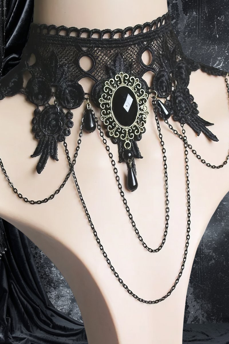 Collier gothique victorien choker Phantomia en dentelle noire avec pendentif central orné d'une pierre noire facettée et chaînes décoratives