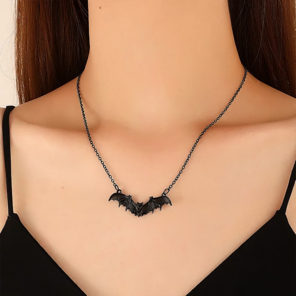 Collier gothique Villa Diodati en métal noir avec pendentif chauve-souris porté au cou