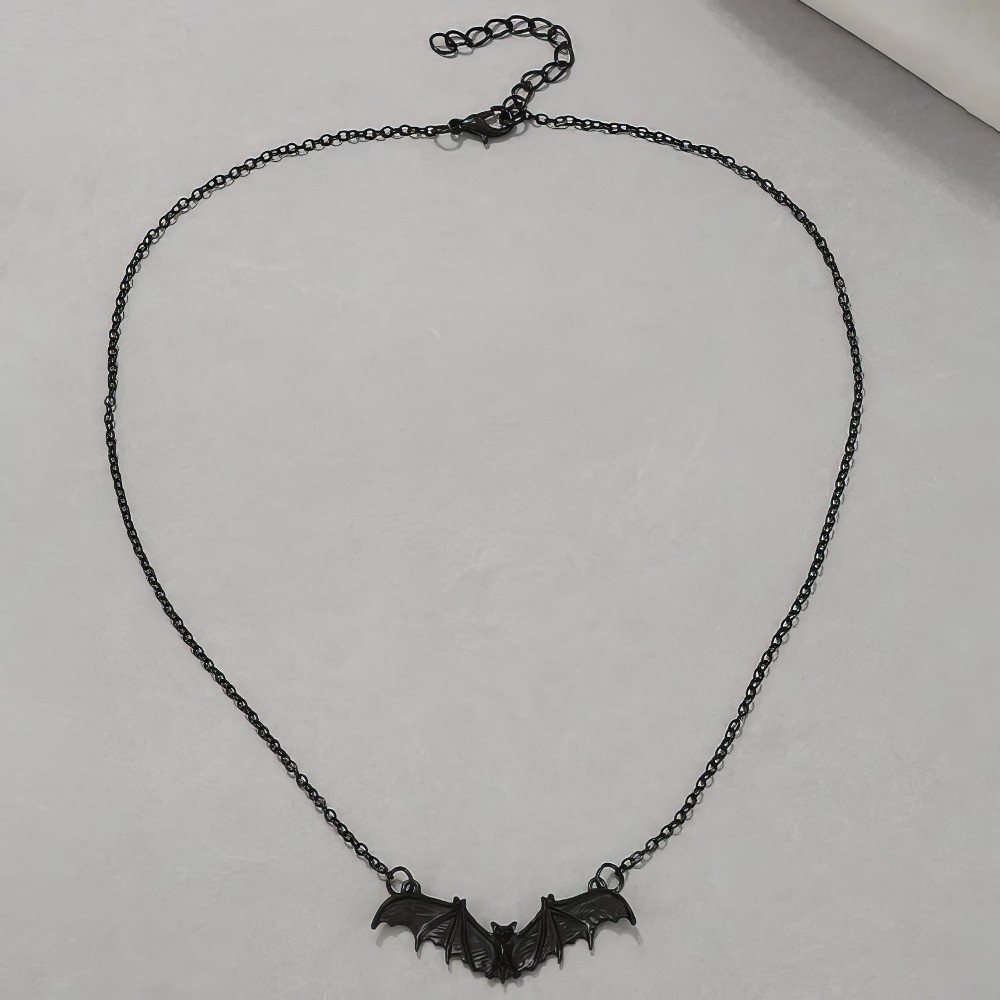 Collier gothique Villa Diodati en métal noir avec pendentif chauve-souris stylisée, chaîne fine et fermoir réglable