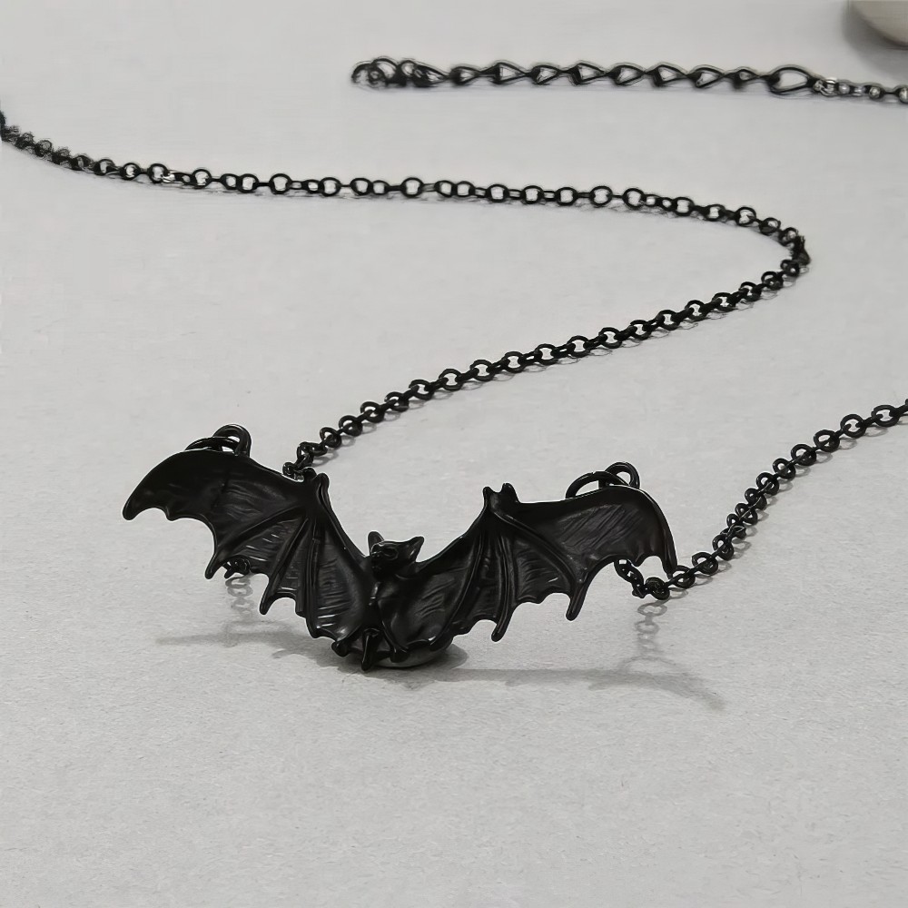 Collier gothique Villa Diodati en métal noir avec pendentif chauve-souris stylisée aux ailes déployées