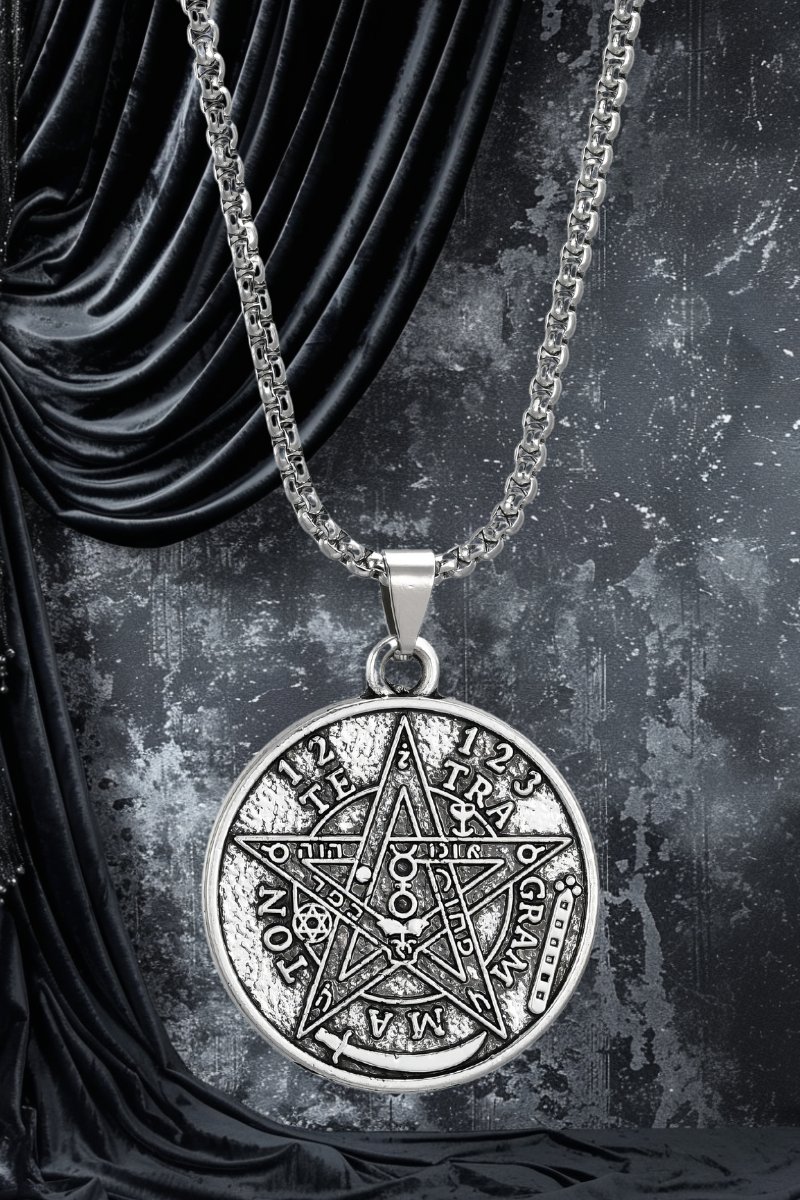 Collier pentacle en métal argenté avec chaîne épaisse et pendentif gravé de symboles ésotériques sur fond noir texturé