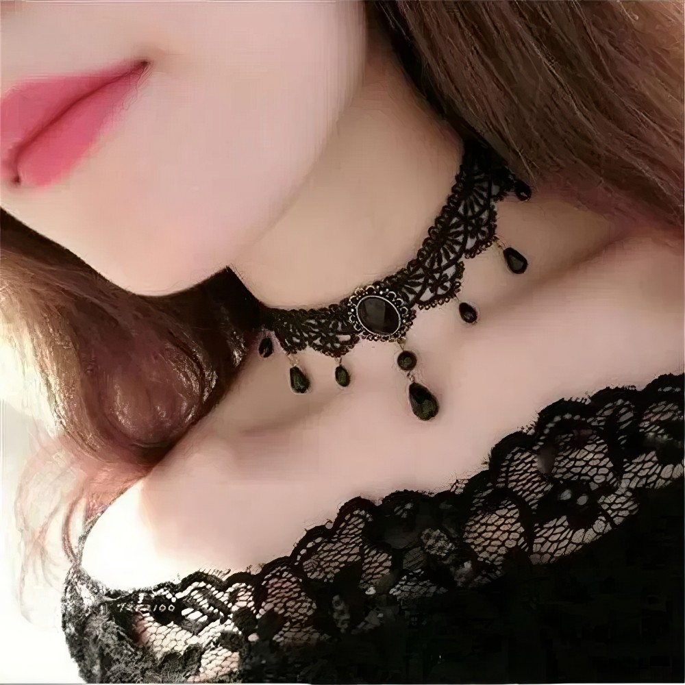 Collier ras de cou gothique en dentelle noire avec pendentifs gouttes noirs porté autour du cou