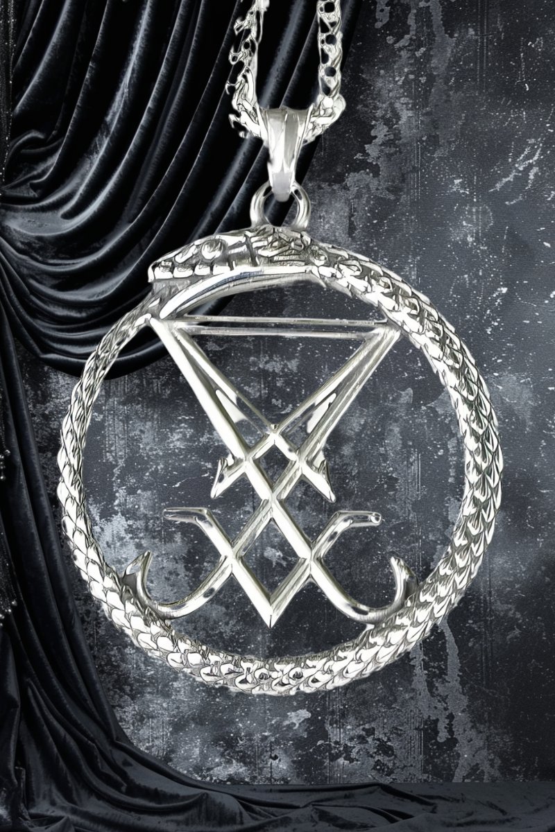 Collier Sceau De Lucifer en argent avec pendentif circulaire orné d'un serpent mordant sa queue et symbole occulte au centre