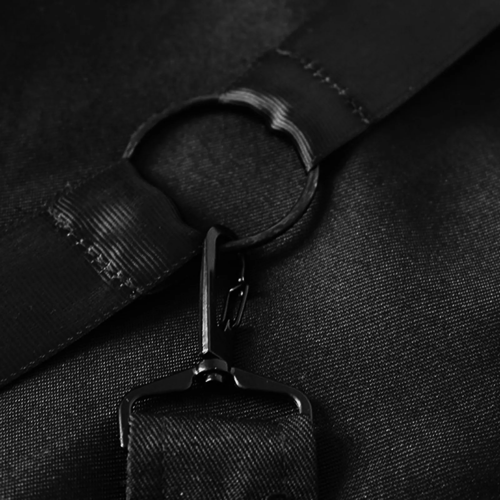 Détail boucle métallique noire et sangle en tissu du manteau gothique long homme Nightshade