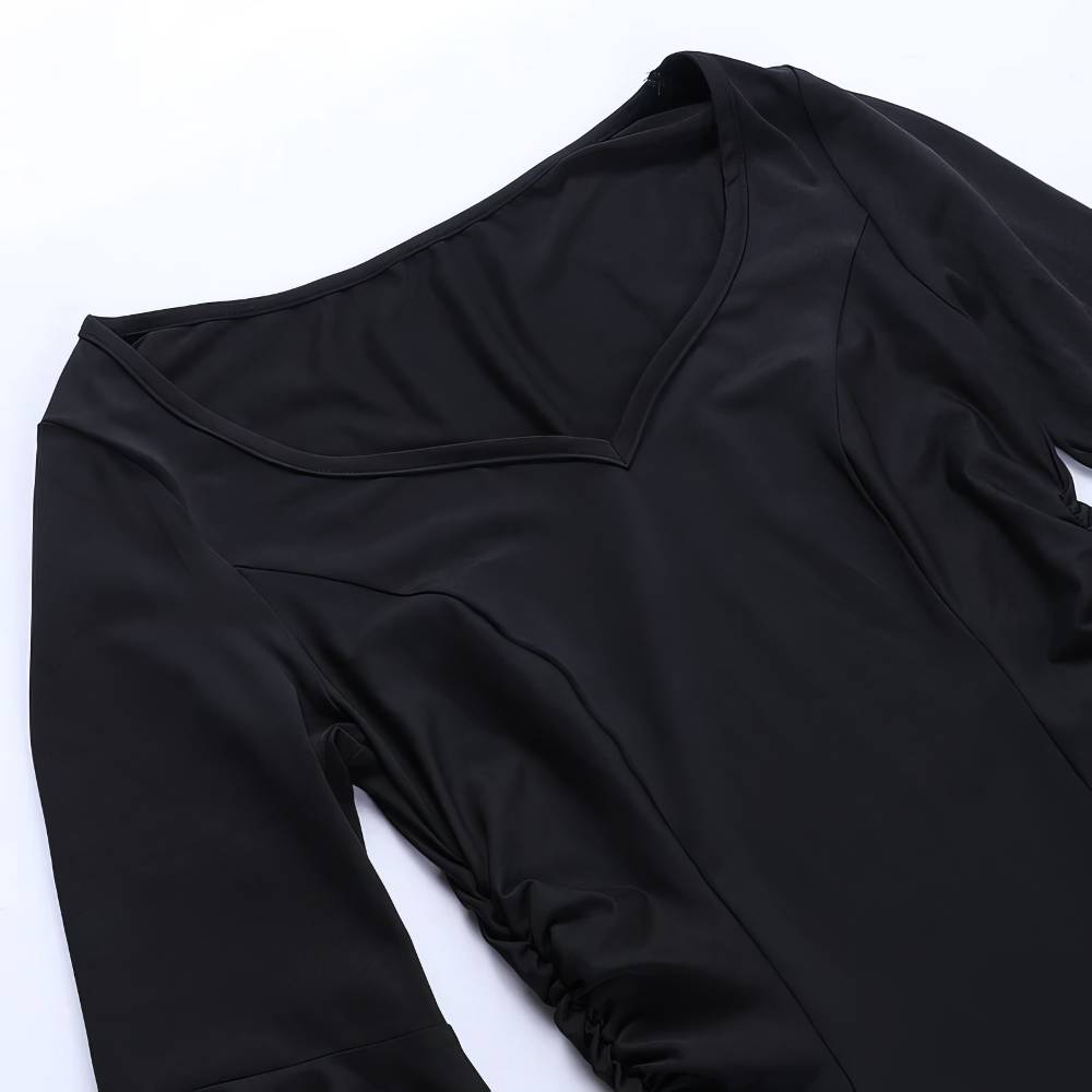 Détail haut de la robe gothique Morticia Addams en tissu noir avec col en V et manches longues ajustées