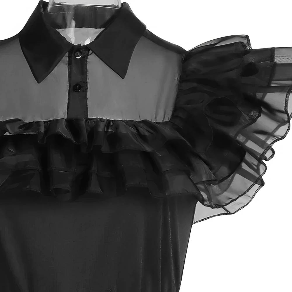Détail haut de la robe gothique Mercredi Addams Youngster avec col classique noir, tissu transparent et volants en tulle noir