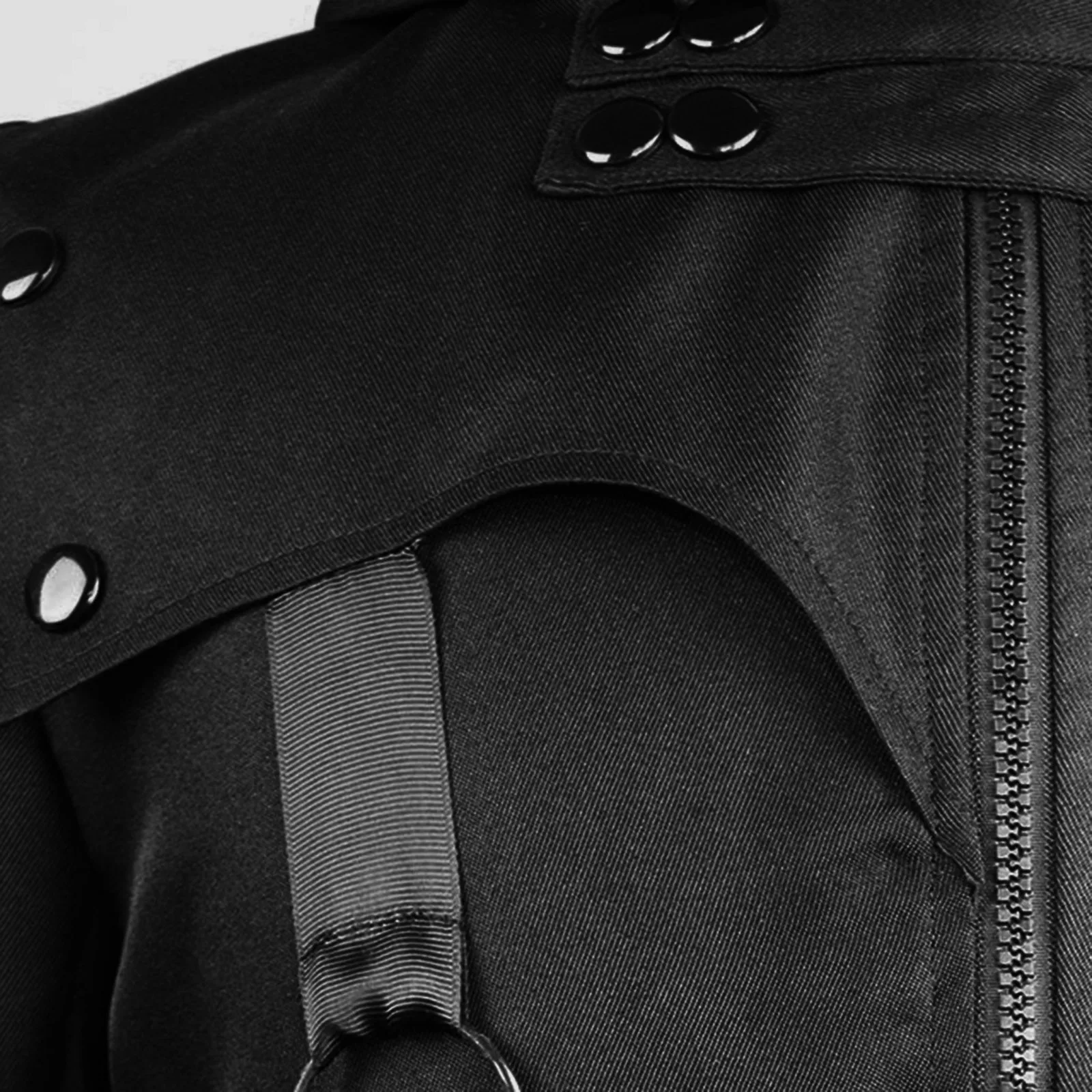 Détail du manteau gothique long homme Nightshade en tissu noir avec fermeture éclair et boutons métalliques