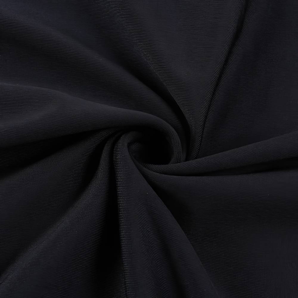 Détail du tissu noir de la robe gothique Morticia Addams en matière fluide et légèrement texturée