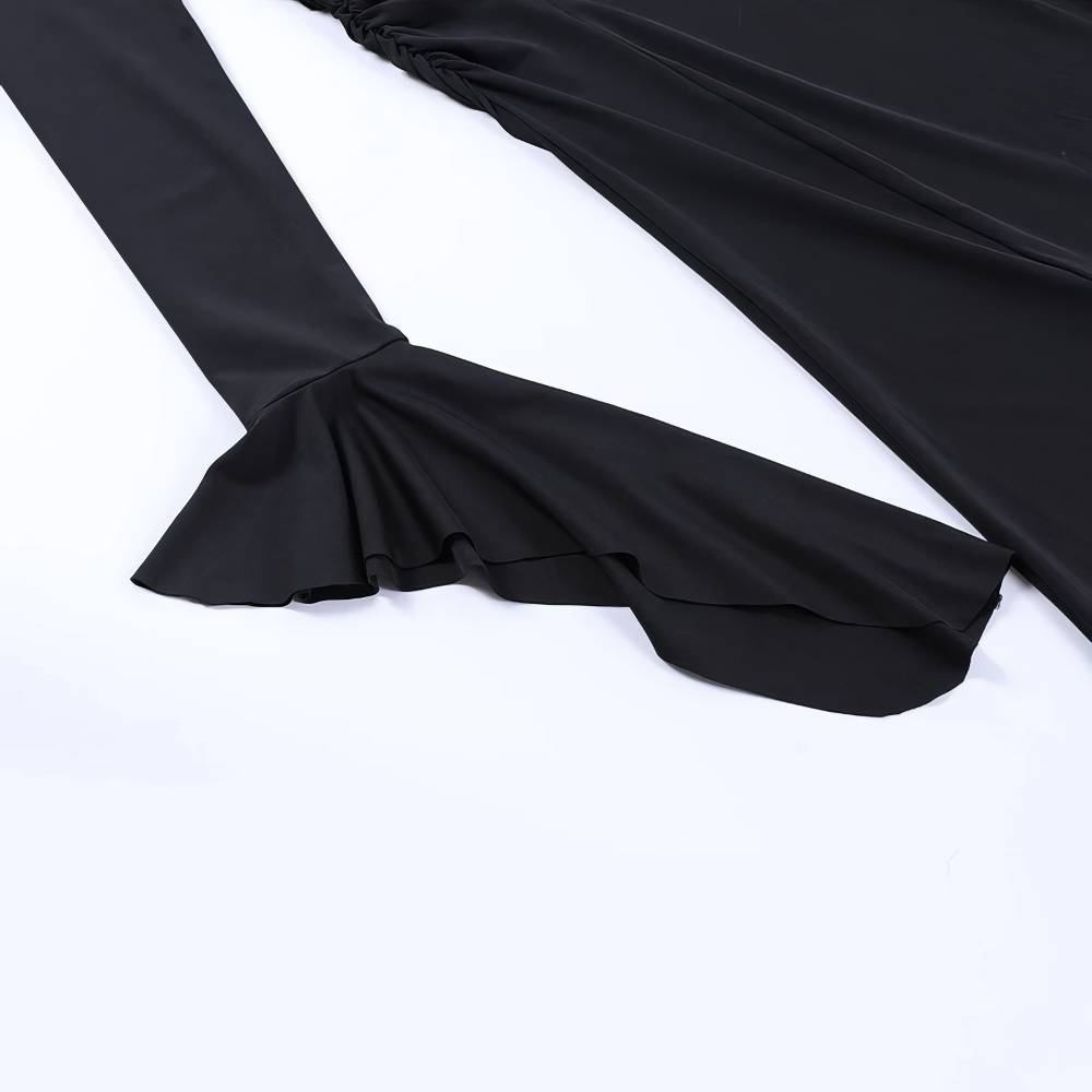 Détail de la manche évasée en tissu noir de la robe gothique médiévale RebelResonance